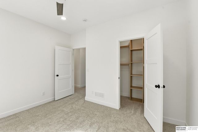 911 N 50th Avenue, Omaha, NE 68132