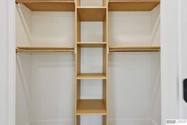 911 N 50th Avenue, Omaha, NE 68132