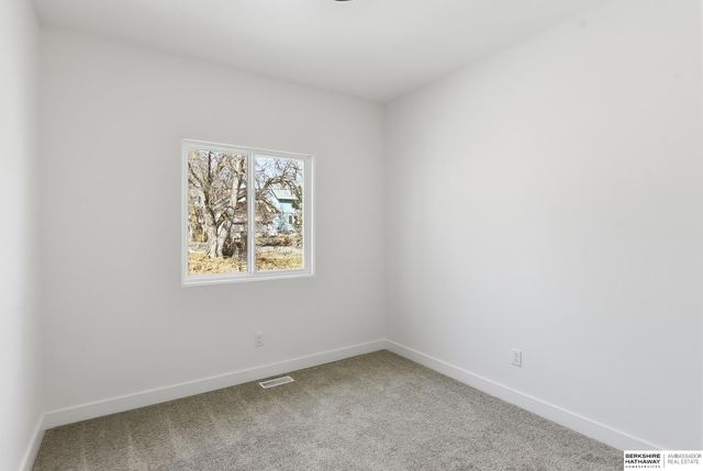 911 N 50th Avenue, Omaha, NE 68132