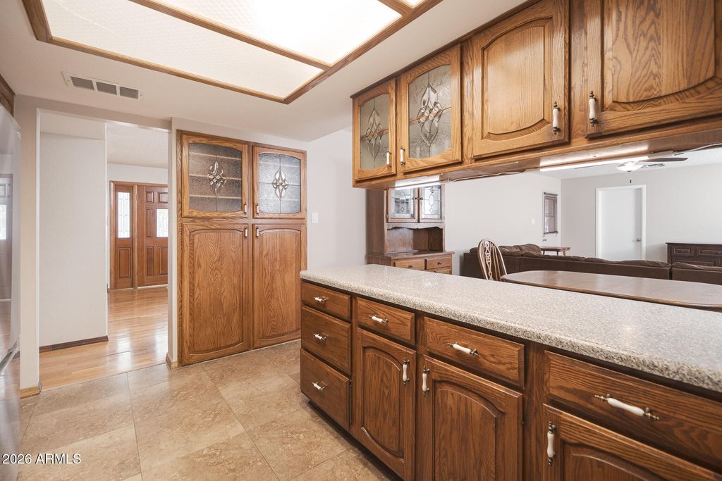 Image 10 of property listing at 6238 W ELM Street, Phoenix, AZ 85033