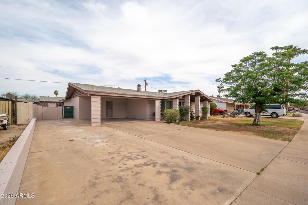 Image 2 of property listing at 6238 W ELM Street, Phoenix, AZ 85033