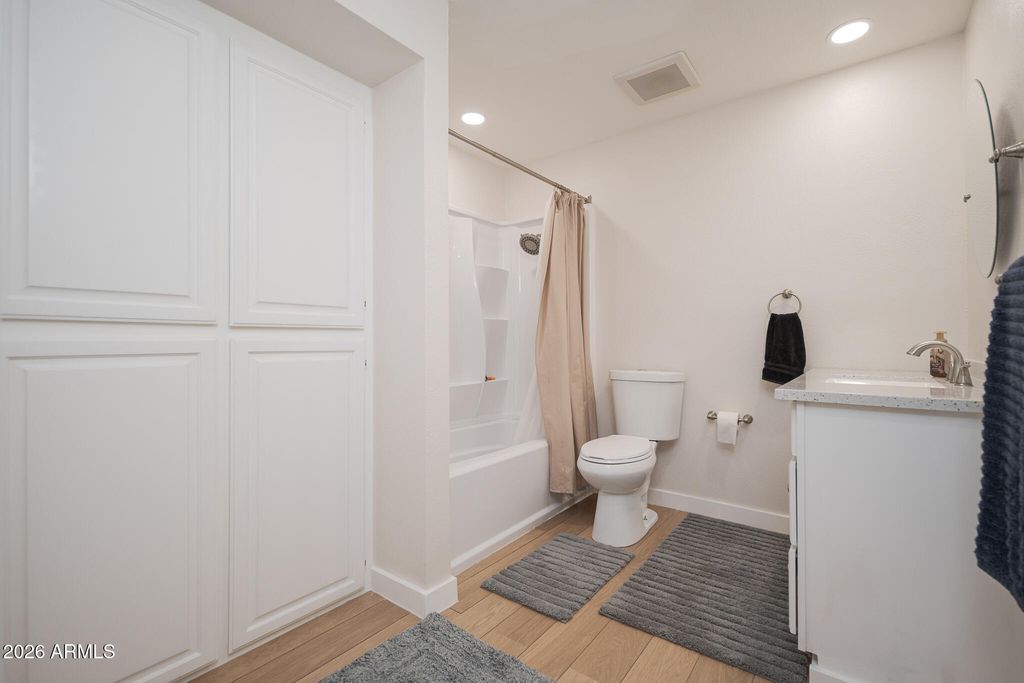 Image 22 of property listing at 6238 W ELM Street, Phoenix, AZ 85033