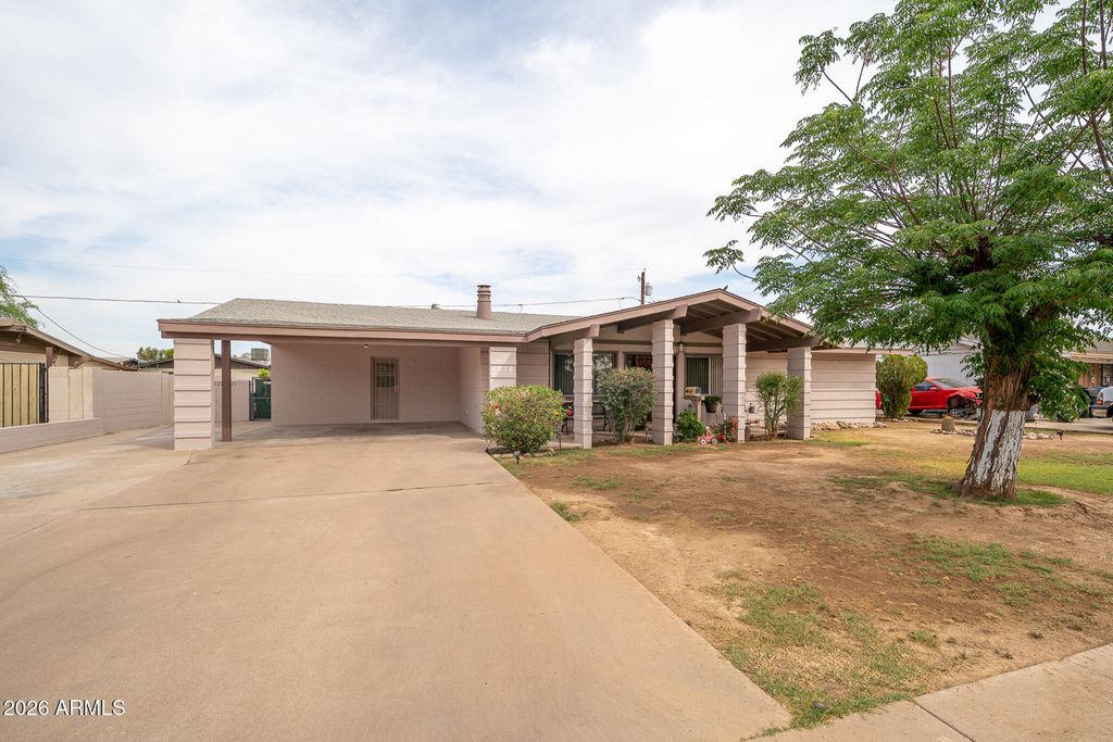 Image 3 of property listing at 6238 W ELM Street, Phoenix, AZ 85033
