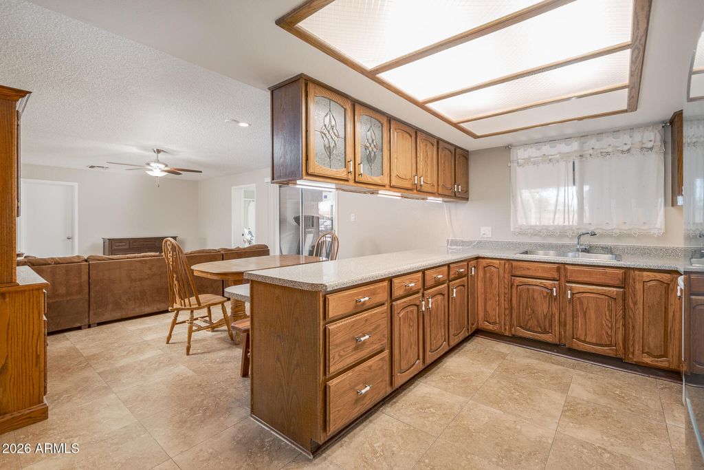 Image 8 of property listing at 6238 W ELM Street, Phoenix, AZ 85033