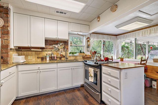 28 Galls Creek Road, Gold Hill, OR 97525