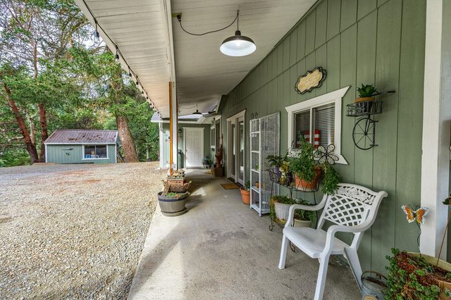 28 Galls Creek Road, Gold Hill, OR 97525