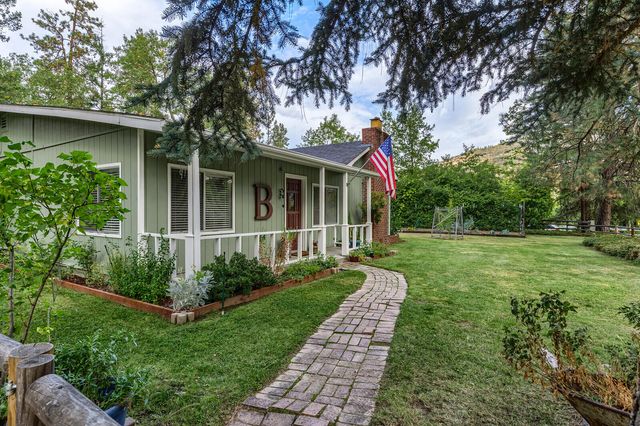 28 Galls Creek Road, Gold Hill, OR 97525