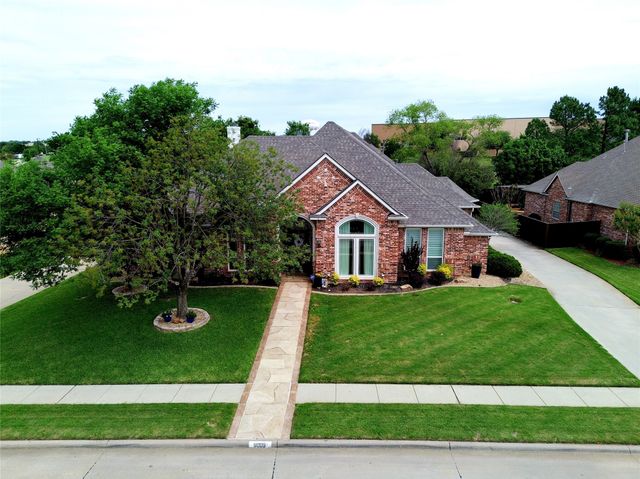 9009 Thornway Drive, North Richland Hills, TX 76182