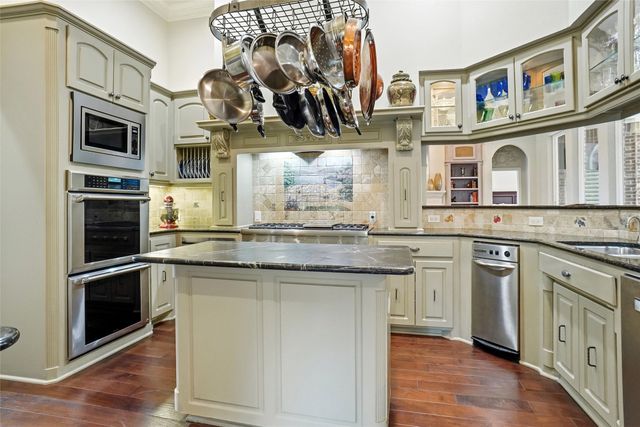 9009 Thornway Drive, North Richland Hills, TX 76182