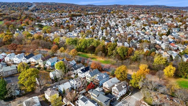 3 Seagrave Rd, Cambridge, MA 02140