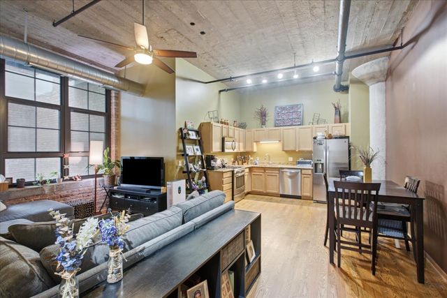 3963 W Belmont Avenue 211, Chicago, IL 60618
