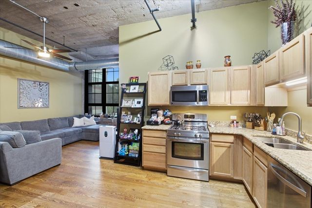 3963 W Belmont Avenue 211, Chicago, IL 60618