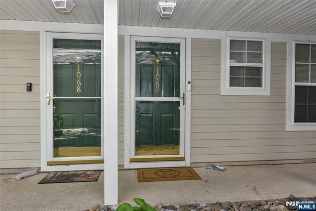1069 Cambridge Court, Mahwah, NJ 07430