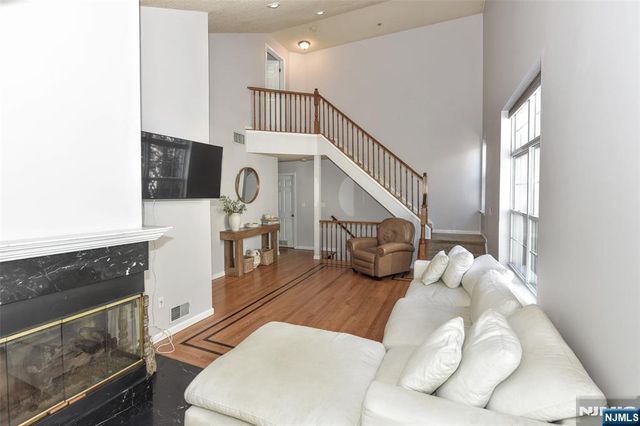1069 Cambridge Court, Mahwah, NJ 07430