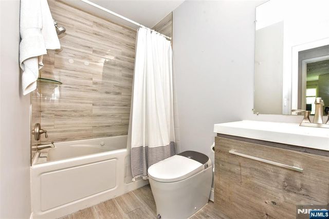 1069 Cambridge Court, Mahwah, NJ 07430