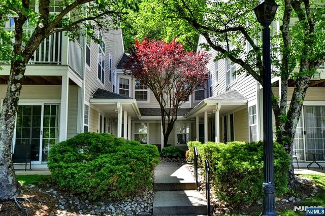 1069 Cambridge Court, Mahwah, NJ 07430
