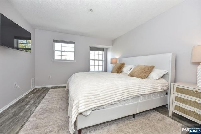 1069 Cambridge Court, Mahwah, NJ 07430