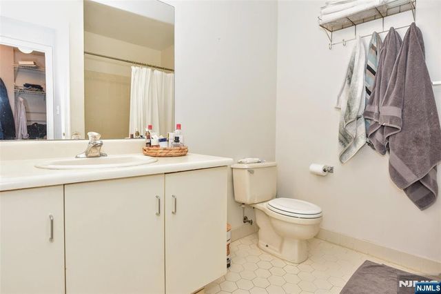 1069 Cambridge Court, Mahwah, NJ 07430