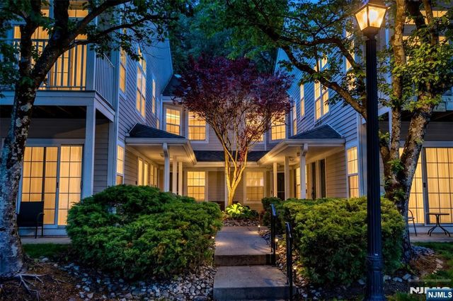 1069 Cambridge Court, Mahwah, NJ 07430