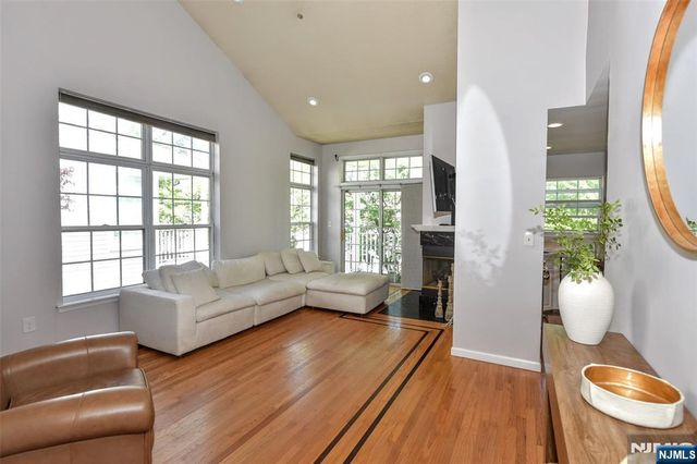 1069 Cambridge Court, Mahwah, NJ 07430