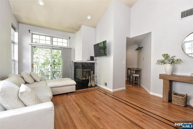 1069 Cambridge Court, Mahwah, NJ 07430