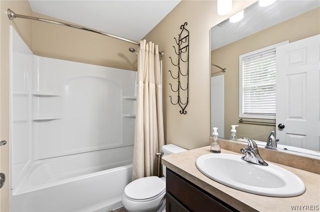 22 Vista Court, West Seneca, NY 14224