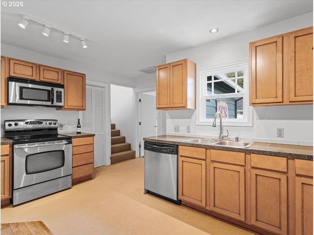 374 Ne EDISON St, Hillsboro, OR 97124