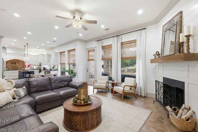 1125 Kiowa Drive E, Gainesville, TX 76240