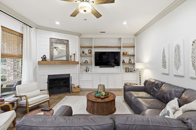 1125 Kiowa Drive E, Gainesville, TX 76240