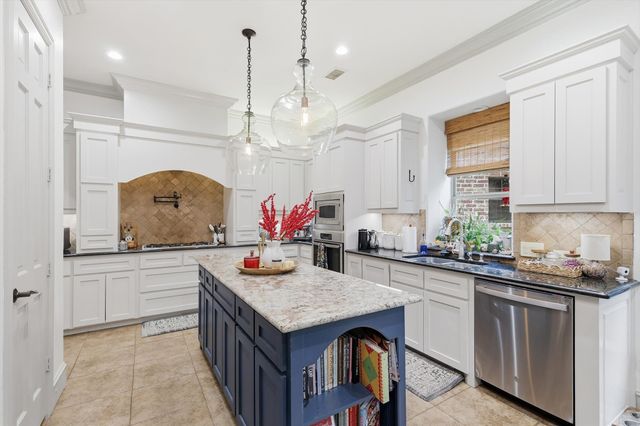 1125 Kiowa Drive E, Gainesville, TX 76240