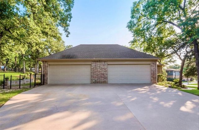 1125 Kiowa Drive E, Gainesville, TX 76240