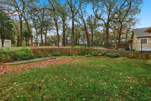 1125 Kiowa Drive E, Gainesville, TX 76240