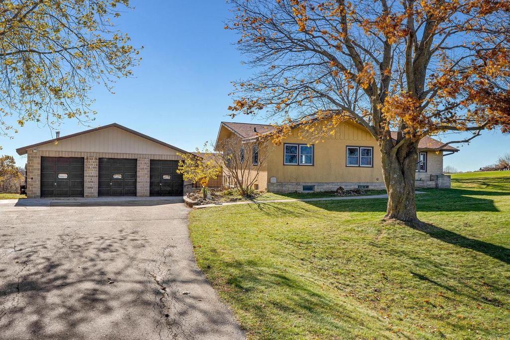 W5285 County Road F, La Crosse, WI 54601