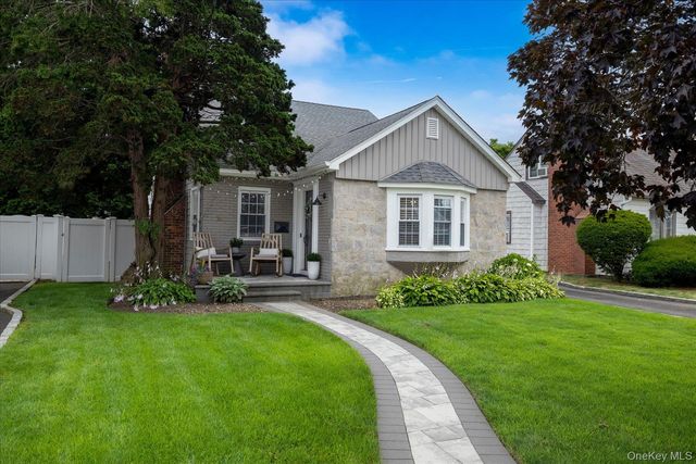 10 Woodland Avenue, Rockville Centre, NY 11570