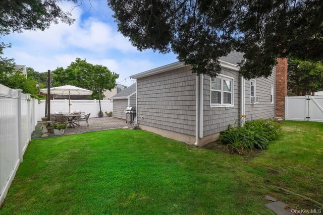 10 Woodland Avenue, Rockville Centre, NY 11570