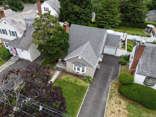 10 Woodland Avenue, Rockville Centre, NY 11570