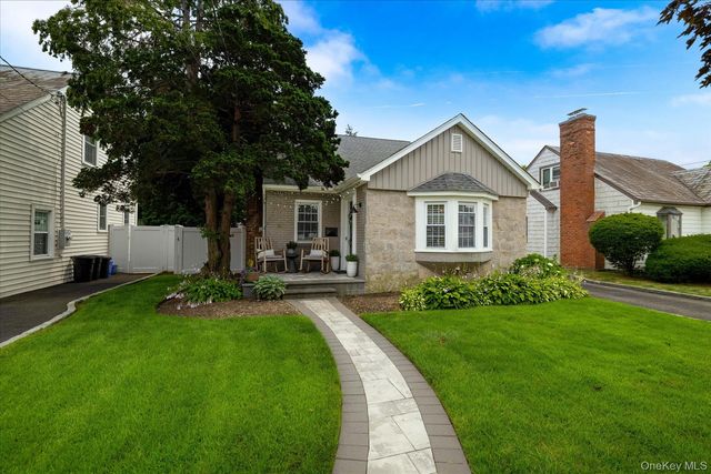 10 Woodland Avenue, Rockville Centre, NY 11570