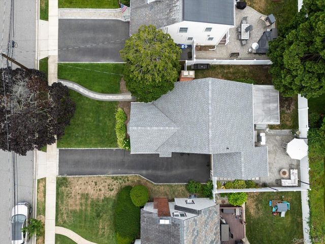 10 Woodland Avenue, Rockville Centre, NY 11570
