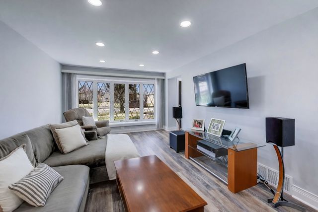 8407 N Olcott Avenue, Niles, IL 60714