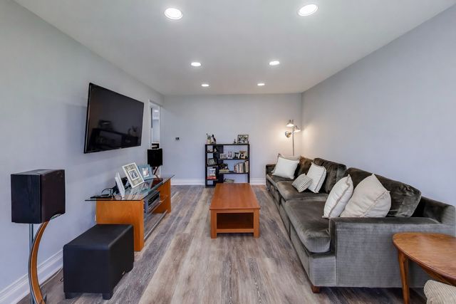 8407 N Olcott Avenue, Niles, IL 60714