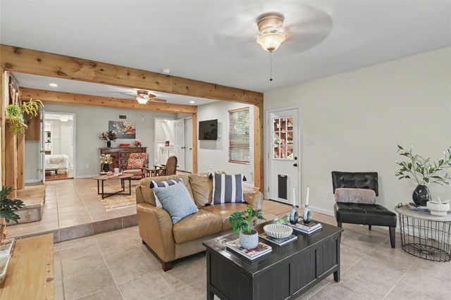898 BUERGER LN LN, Seguin, TX 78155