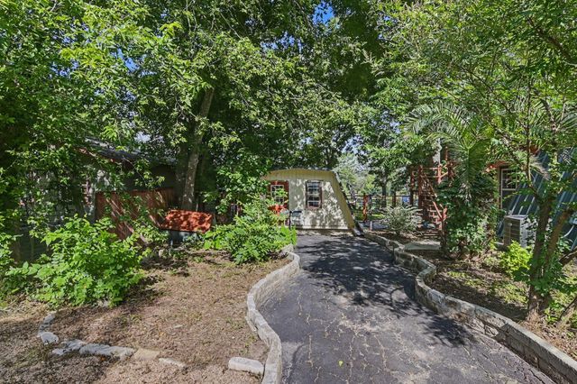 898 BUERGER LN LN, Seguin, TX 78155
