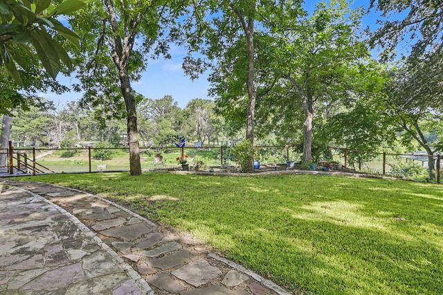 898 BUERGER LN LN, Seguin, TX 78155