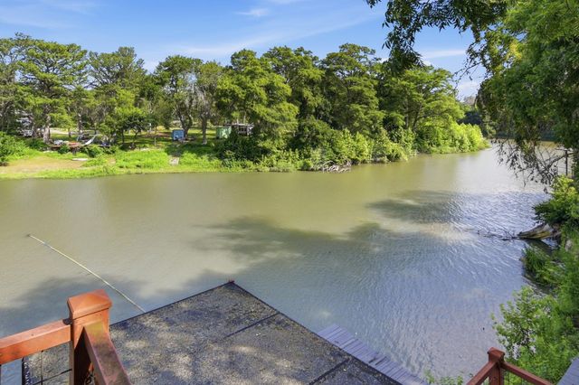 898 BUERGER LN LN, Seguin, TX 78155