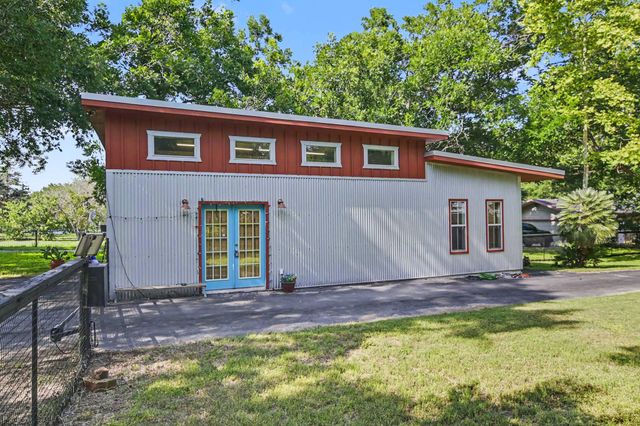 898 BUERGER LN LN, Seguin, TX 78155