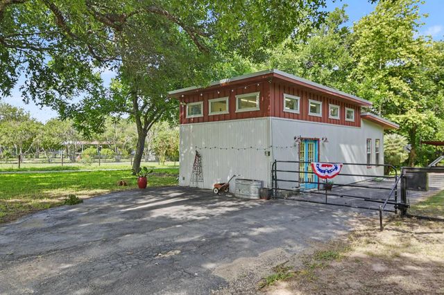 898 BUERGER LN LN, Seguin, TX 78155