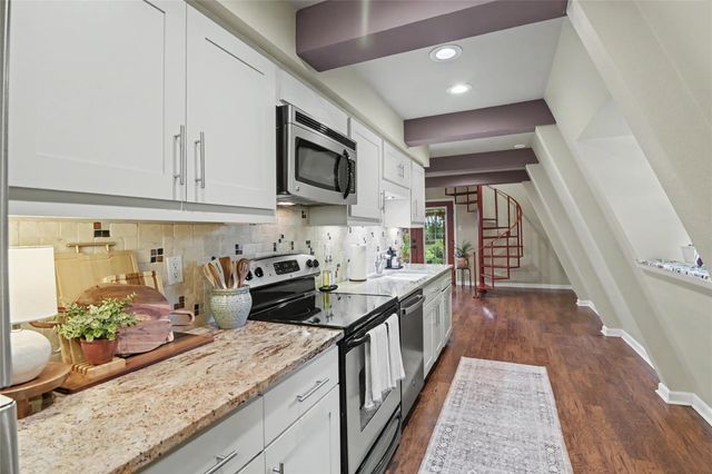 898 BUERGER LN LN, Seguin, TX 78155