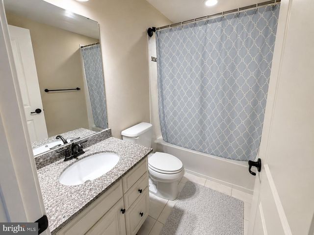 5 GOODYEAR LN, Burlington, NJ 08016