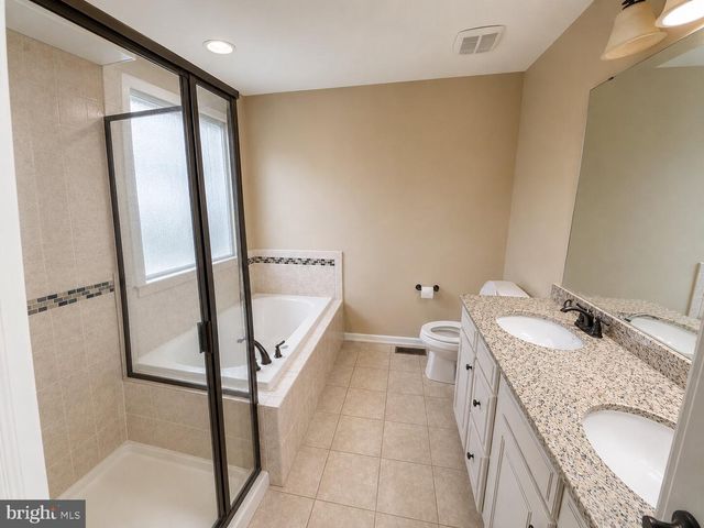 5 GOODYEAR LN, Burlington, NJ 08016