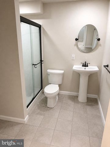 5 GOODYEAR LN, Burlington, NJ 08016
